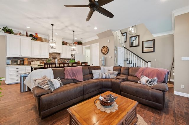 912 County Road 340, Angleton, TX 77515