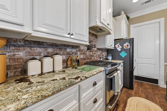 912 County Road 340, Angleton, TX 77515