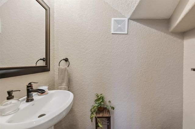 912 County Road 340, Angleton, TX 77515