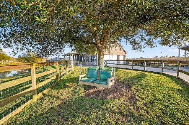 912 County Road 340, Angleton, TX 77515