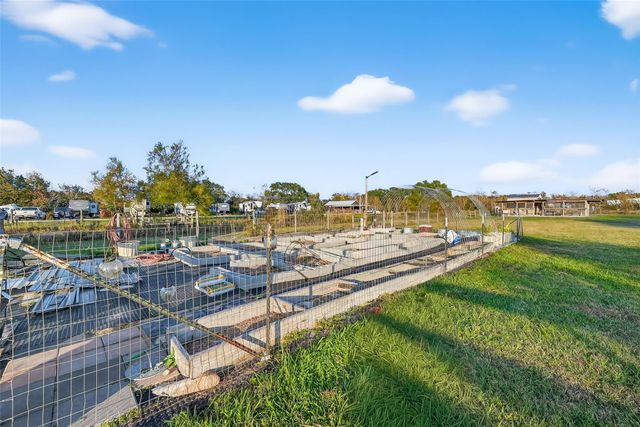 912 County Road 340, Angleton, TX 77515