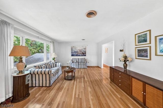 13 Friar Way, Wayne Twp., NJ 07470