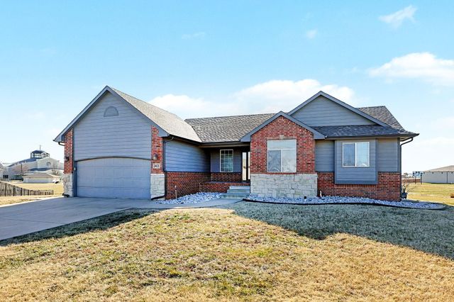 2401 N Woodridge Cir, Wichita, KS 67226