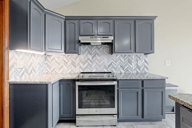 2401 N Woodridge Cir, Wichita, KS 67226