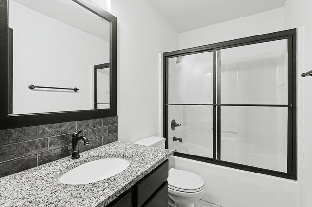 2401 N Woodridge Cir, Wichita, KS 67226