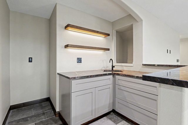 2401 N Woodridge Cir, Wichita, KS 67226