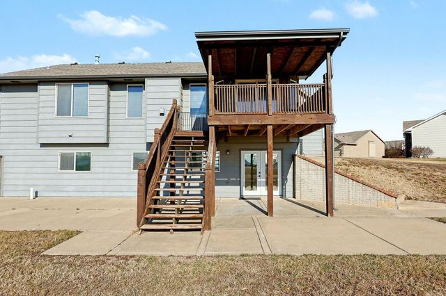 2401 N Woodridge Cir, Wichita, KS 67226