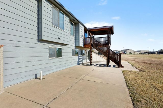 2401 N Woodridge Cir, Wichita, KS 67226