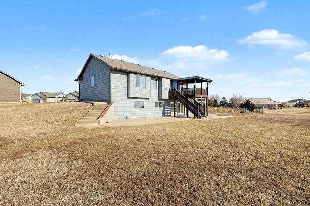 2401 N Woodridge Cir, Wichita, KS 67226