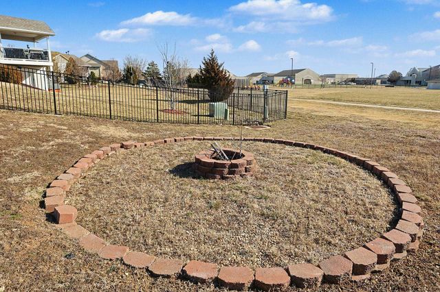 2401 N Woodridge Cir, Wichita, KS 67226