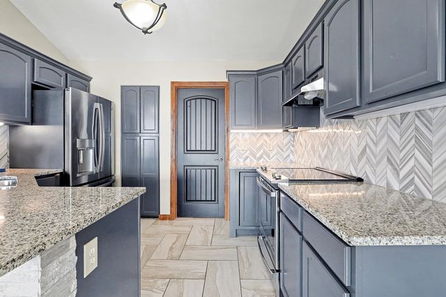 2401 N Woodridge Cir, Wichita, KS 67226