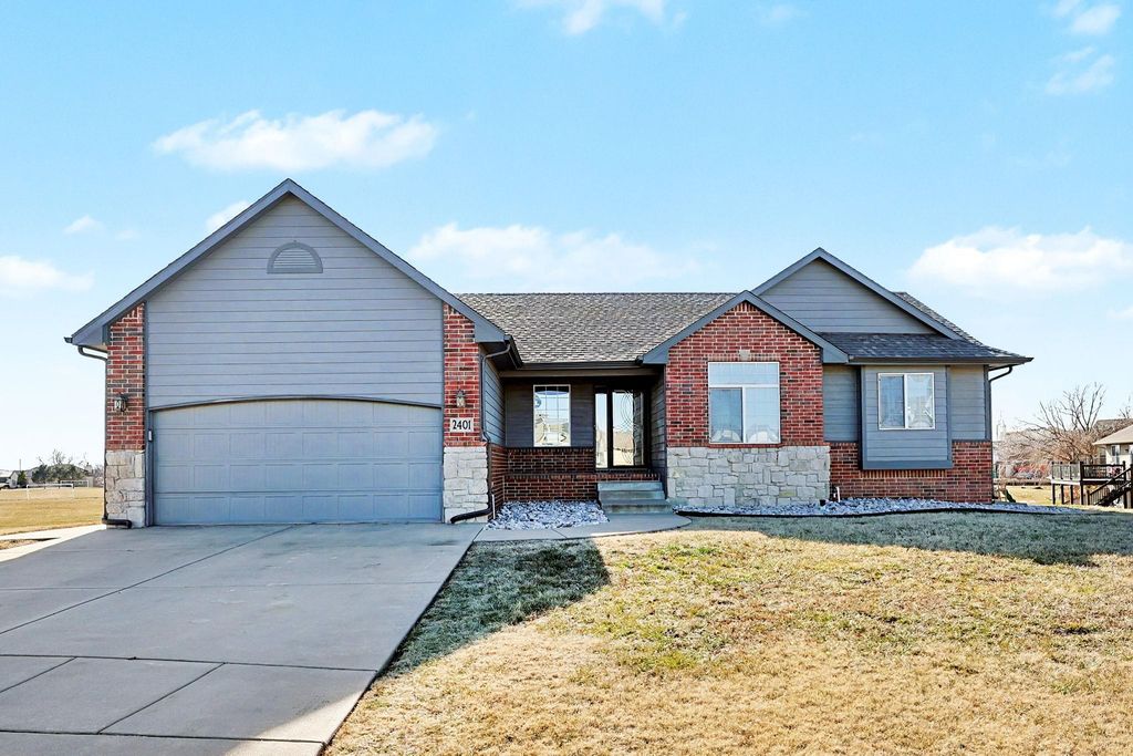2401 N Woodridge Cir, Wichita, KS 67226