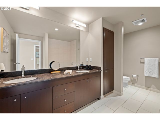 1930 S RIVER Dr W504, Portland, OR 97201