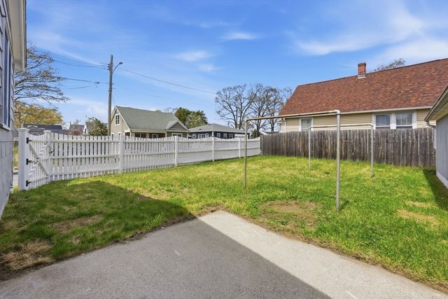 44 Frontenac St, Springfield, MA 01151