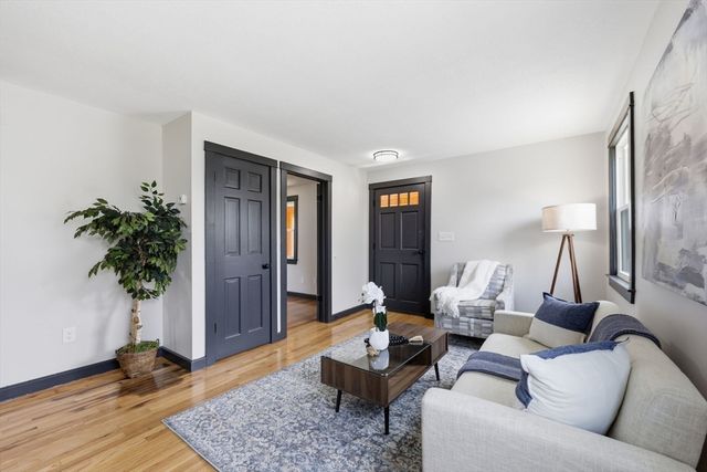 44 Frontenac St, Springfield, MA 01151