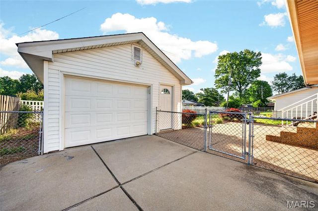 4019 Greenmeadows Drive, St Louis, MO 63123