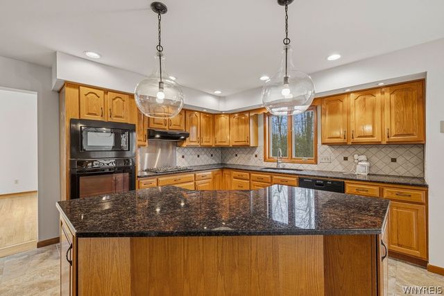 165 Spicer Creek Run, Grand Island, NY 14072