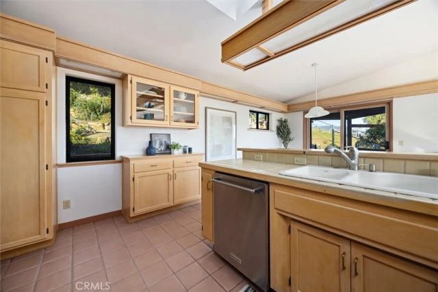 957 Skyline Drive, San Luis Obispo, CA 93405