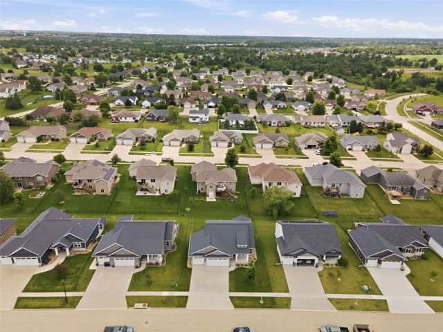 1735 Cottage Ridge Drive, Marion, IA 52302