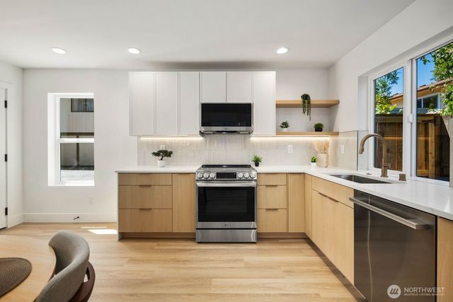 724 N 89TH Street, Seattle, WA 98103