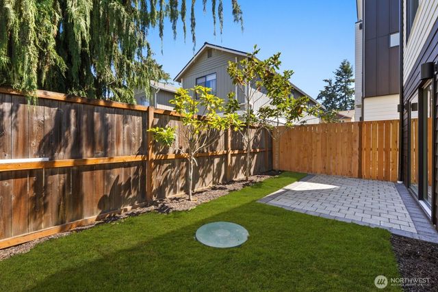 724 N 89TH Street, Seattle, WA 98103