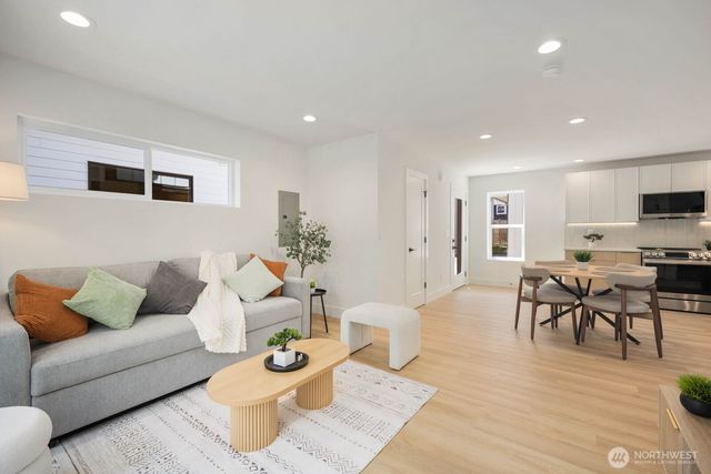 724 N 89TH Street, Seattle, WA 98103