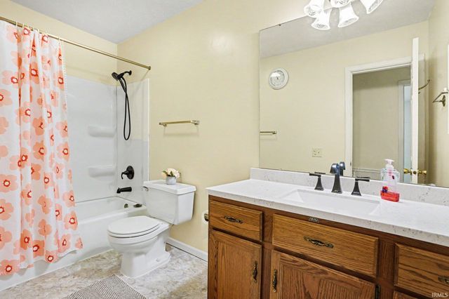 1960 Greenock Drive, South Bend, IN 46614