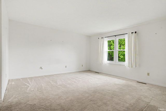 1960 Greenock Drive, South Bend, IN 46614