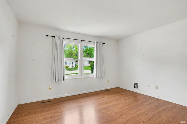 1960 Greenock Drive, South Bend, IN 46614