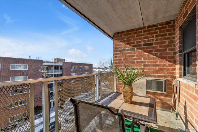 100 Clinton Avenue 4M, Mineola, NY 11501