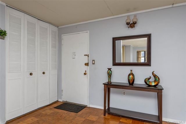 100 Clinton Avenue 4M, Mineola, NY 11501