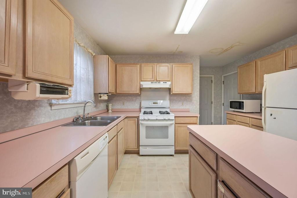 Image 16 of property listing at 36 E MOYER DR, Bear, DE 19701