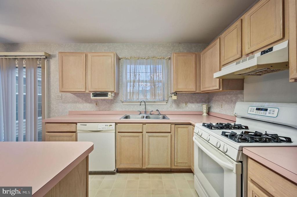 Image 17 of property listing at 36 E MOYER DR, Bear, DE 19701