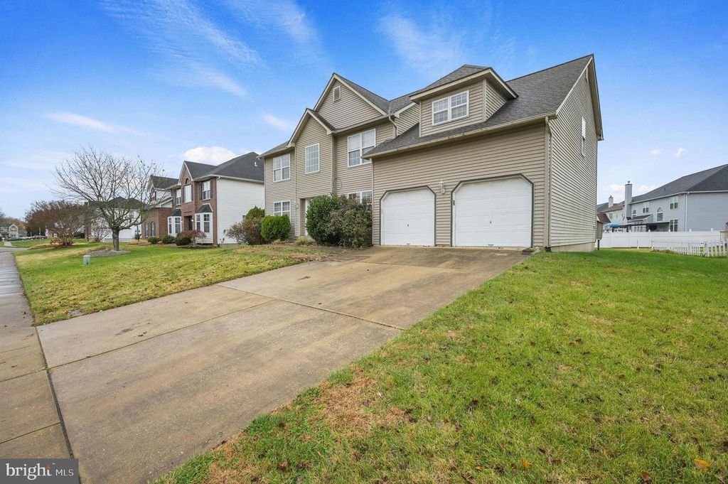 Image 2 of property listing at 36 E MOYER DR, Bear, DE 19701