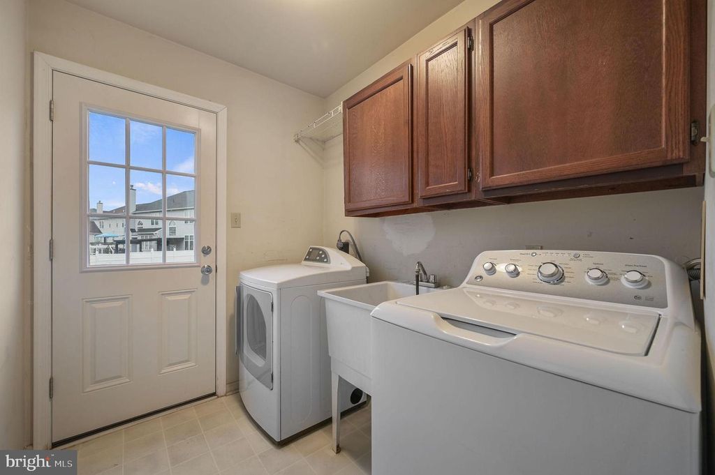 Image 20 of property listing at 36 E MOYER DR, Bear, DE 19701