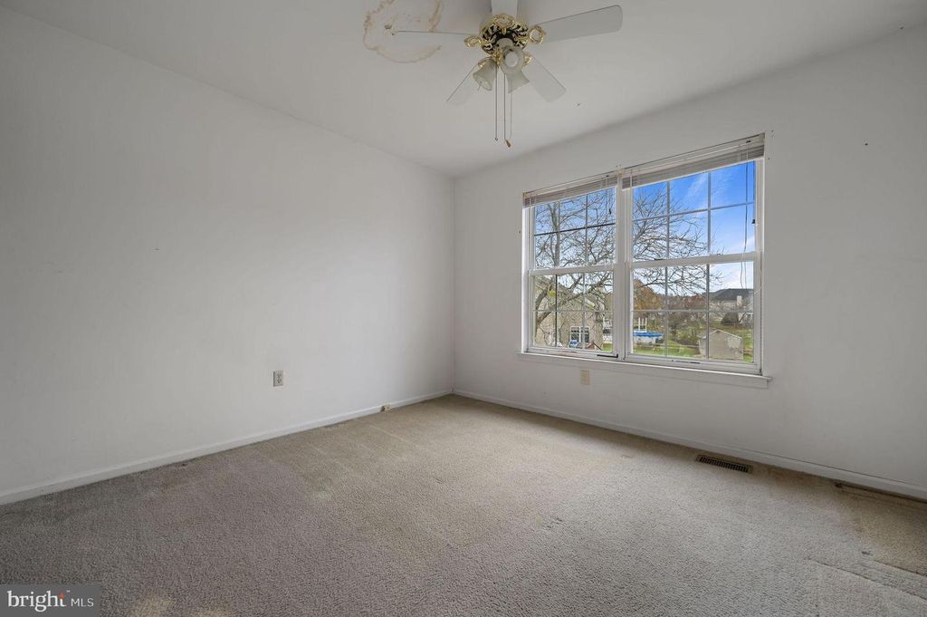 Image 31 of property listing at 36 E MOYER DR, Bear, DE 19701