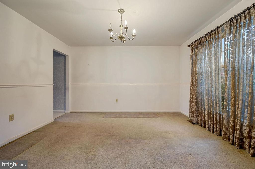 Image 7 of property listing at 36 E MOYER DR, Bear, DE 19701