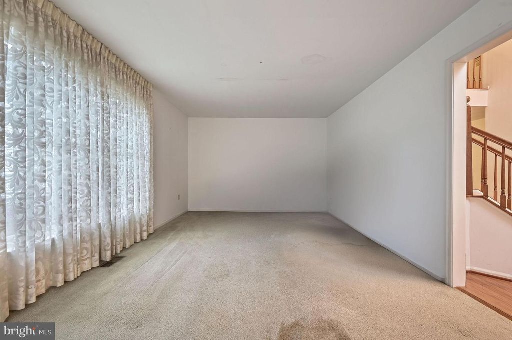 Image 9 of property listing at 36 E MOYER DR, Bear, DE 19701