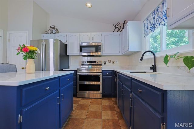 936 Lands End Circle, St Charles, MO 63304