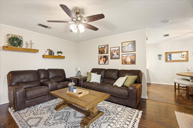 1709 W Doyle Street, Granbury, TX 76048