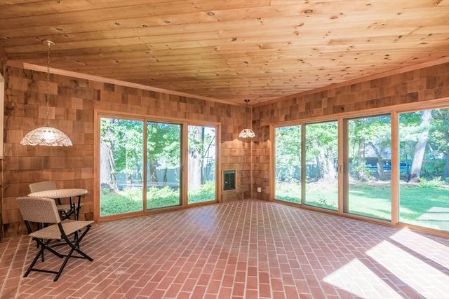 150 Porter Rd, East Longmeadow, MA 01028