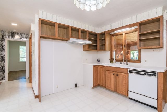 150 Porter Rd, East Longmeadow, MA 01028