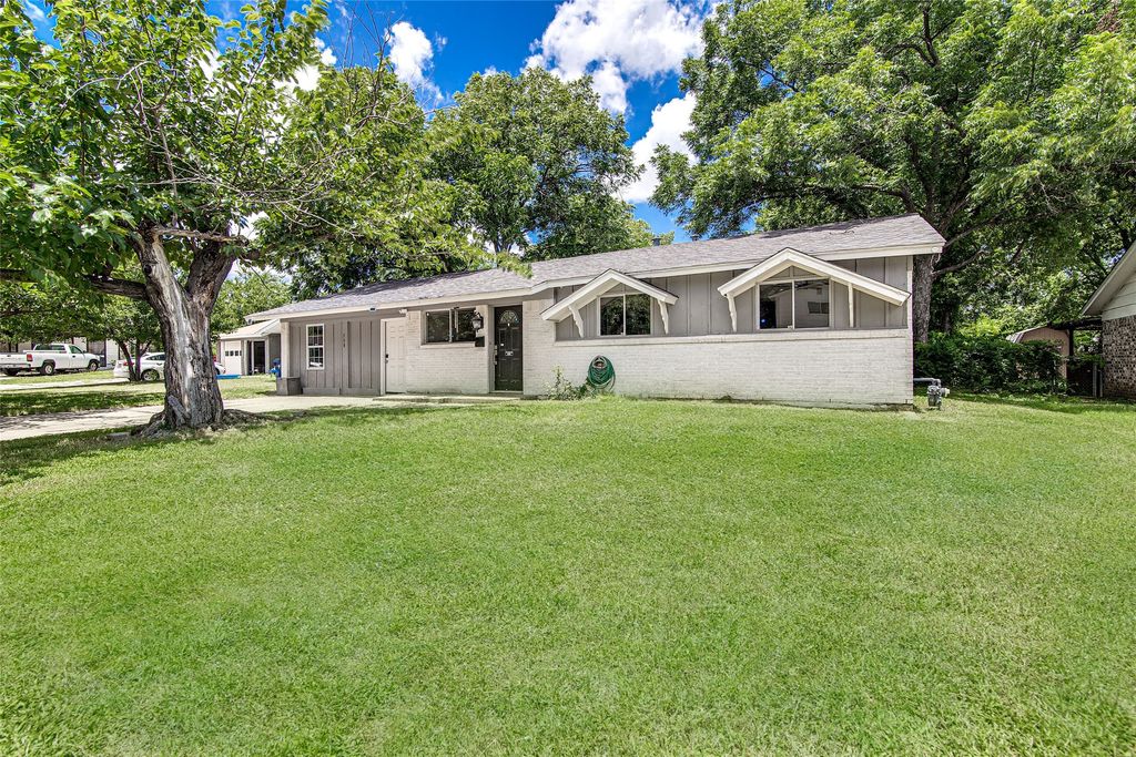 308 Sundown Court, Burleson, TX 76028
