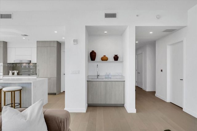 9201 E Bay Harbor Dr LPH01, Bay Harbor Islands, FL 33154