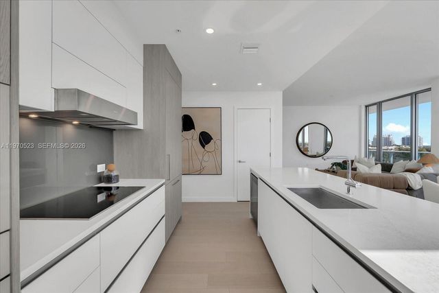 9201 E Bay Harbor Dr LPH01, Bay Harbor Islands, FL 33154