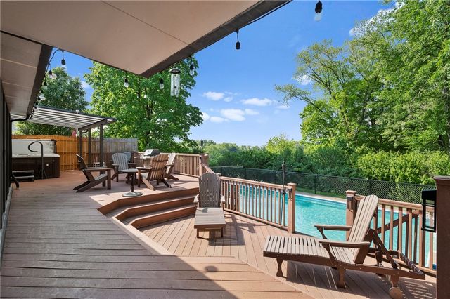 764 Donegal Dr, Bethel Park, PA 15102