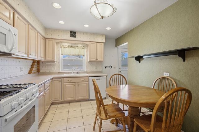 455 N Maple Avenue, Elmhurst, IL 60126