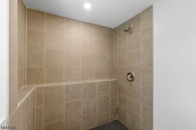 33 Larchmont Rd, Edison Twp., NJ 08837