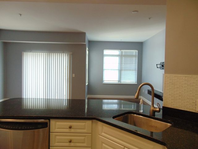 614 Pond St 2406, Braintree, MA 02184