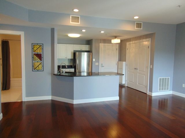 614 Pond St 2406, Braintree, MA 02184